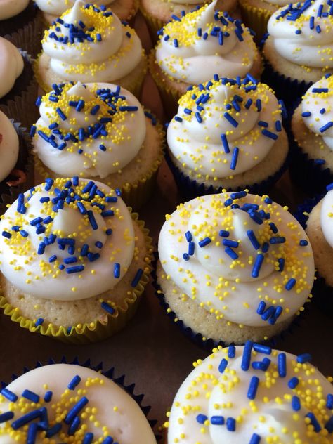 Michigan themed vanilla cupcake Blue And Yellow Food Ideas, Blue And Yellow Desserts, Ffa Cupcakes, University Of Michigan Birthday Party, Blue And Gold Cupcakes, Gold And Navy Cupcakes, Unc Cupcakes, Blue And Yellow Dessert Table, Blue And Gold Graduation Party Ideas