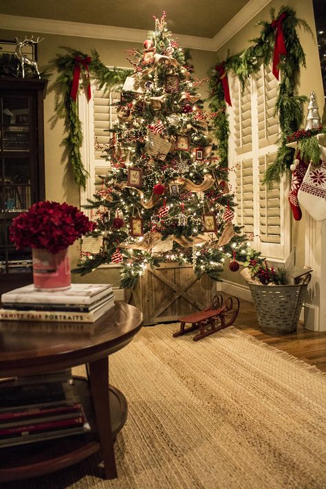 Red, silver and jute ribbon Christmas tree, live garland - the Stiers Aesthetic Fabulous Christmas, Beautiful Christmas Trees, Black Christmas, Noel Christmas, Tree Ideas, Country Christmas, Christmas Love, Christmas Deco, Christmas Joy