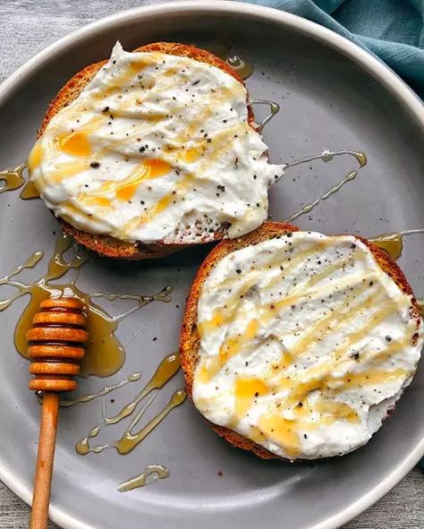 Honey Whipped Ricotta, Whipped Ricotta Toast, Acid Reflux Friendly Recipes, Ricotta Toast, Whipped Ricotta, Biscuits Diététiques, Honey Toast, Ricotta Recipes, Grain Bread