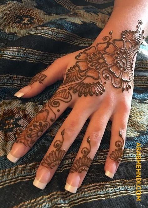 Henna Tattoo Designs Hand Palm, Henna Step By Step, Henna Palm, Small Henna Tattoos, Palm Henna Designs, Henna Tattoo Stencils, Henna Designs Palm, Henna Tattoo Ideas, Palm Henna