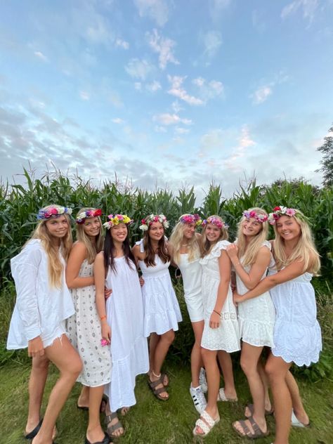 Sundress Party Theme, Midsommar Party, 18th Ideas, Trendy Summer Dresses, Summer Solstice Party, 17. Geburtstag, 18th Party, Casual Sundresses, Bouquet Making