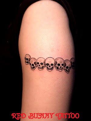 Skull And Chain Tattoo, Tiny Skulls Tattoo, Skull Bracelet Tattoo, Small Skull Tattoo, Cuff Tattoo, Chain Tattoo, Stick N Poke, Small Skull, Tattoo Bracelet