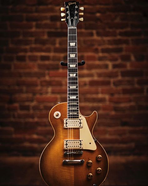 Electric Guitar Photography, Gibson Les Paul Sunburst, Gibson Les Paul Slash, Gibson Les Paul Black, Les Paul Black Beauty, Long Boarding, Electric Guitar Lessons, Gibson Les Paul Jr, Gibson Les Paul Studio