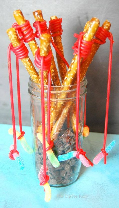 Pretzel Fishing Rods | The TipToe Fairy Tropisk Fest, Fishing Birthday Party, Camping Birthday Party, Fishing Party, Kids Treat, Camping Birthday, Fishing Birthday, Camping Party, Snacks Für Party