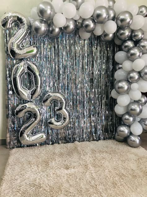 #birthdaydecoration #birthdayparty #eventplanner  #balloondecor #tabledecor #firstbirthday #partyideas New Years Ideas Decoration, 2025 New Year Decoration, New Years Backdrop Ideas, New Year Backdrop Ideas Diy, Simple New Years Eve Decorations, New Year Decorations Ideas 2024, New Year Balloon Decoration, New Years Photo Backdrop, Nye Backdrop