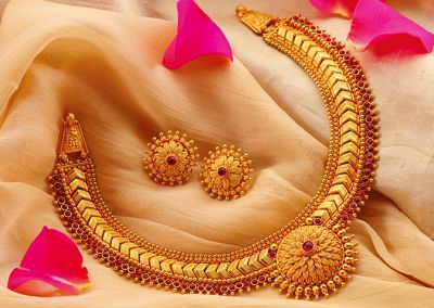 Puneri Jewellery-Maharashtrian Jewellery Collection – Women Jewellery designs Malabar Gold Jewellery, Gold Mangalsutra Designs, Gold Necklace Indian Bridal Jewelry, Antique Jewelry Indian, Wedding Jewellery Collection, Gold Bride Jewelry, Gold Bangles Design, Gold Jewelry Simple, Gold Fashion Necklace