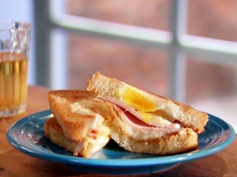 Sandwich Sourdough, Super Breakfast, Breakfast Egg Recipes, Brunch Board, Egg In A Hole, Grilled Cheese Recipe, College Cooking, Lobster Mac And Cheese, Best Grilled Cheese