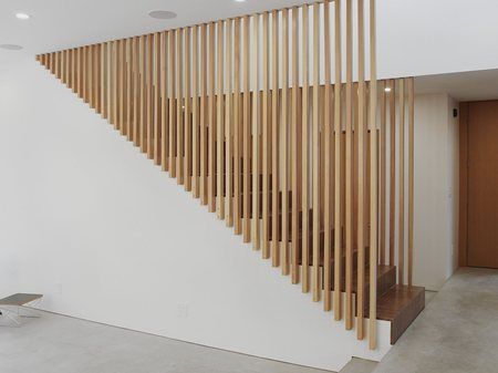 Mur en lattes de bois pour l'escalier. درج السلم, Hardwood Stairs, Escalier Design, Stairs Design Modern, Basement Stairs, Stair Case, Lan Can, Home Stairs Design, Modern Stairs