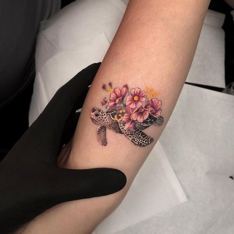 Flora And Fauna Tattoo, Fauna Tattoo, Sea Turtle Tattoos, Tattoos Trending, Sea Life Tattoos, Tattoo With Flowers, Turtle Tattoos, Tattoos For Men And Women, Sea Turtle Tattoo