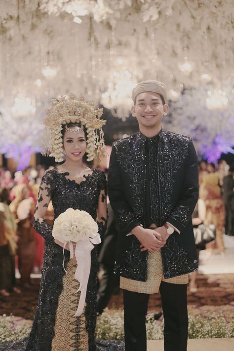 Cultural wedding idea |  http://www.bridestory.com/blog/elegant-traditional-wedding-javanese-and-minang Wedding Hijab Styles, Javanese Wedding, Kebaya Wedding, Cultural Wedding, Indonesian Wedding, Nikah Dress, Red Wedding Dress, Wedding Photo Ideas, Wedding Prep