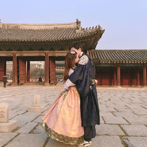 Hanbok Aesthetic, Korean Couple Photoshoot, Korean Traditional Dress, Korean Wedding, Cute Couple Outfits, Thrifted Outfits, Ulzzang Couple, Korean Couple, Korean Aesthetic