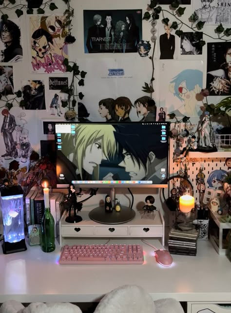 Manga Desk Setup, Desk Setup Artist, Grunge Desk Setup, Dark Anime Room Ideas, Grunge Anime Room, Otaku Desk, Anime Desk Setup, Emo Bedroom, Anime Rooms