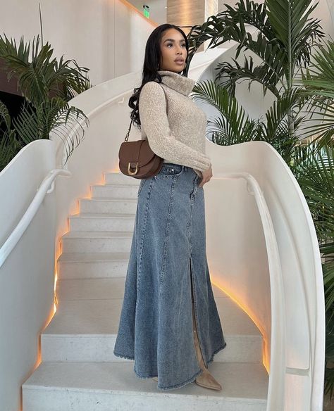 Feminine Modest Outfits, Stairs Background, Hijabi Modest Outfits, Jean Maxi Skirt, Beige Suede Boots, Modesty Outfits, Modest Fits, Shoes Outfit Fashion, Into Fashion