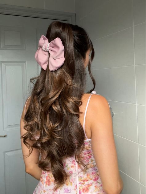 Barbie Hair Movie, Barbie Hairstyles With Bow, Barbie Hair Half Up Half Down, Barbiecore Hairstyles, Barbie Hairstyles For Short Hair, Barbie Half Up Half Down, Barbie Movie Hair, Barbie Movie Hairstyles, Barbie Hairstyles Movies