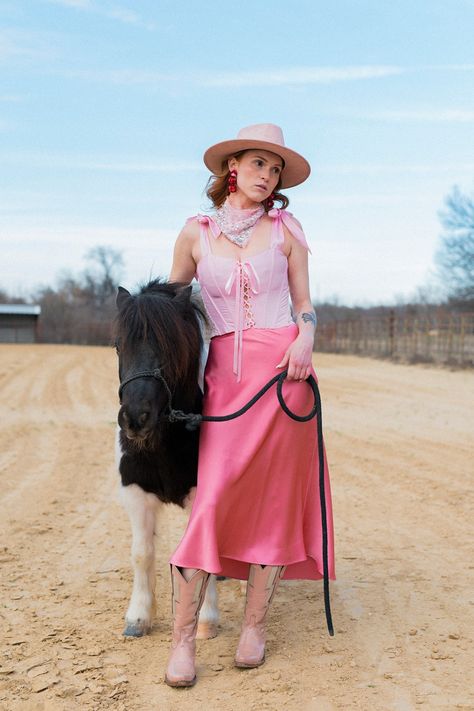 Pink Pony Club Outfit, Pink Pony Club Aesthetic, Pink Cowboy Outfit, Pink Western Outfit, Disco Cowgirl Aesthetic, Pink Cowgirl Outfit, Cowboy Fits, Space Cowgirl Costume, Cowgirl Core