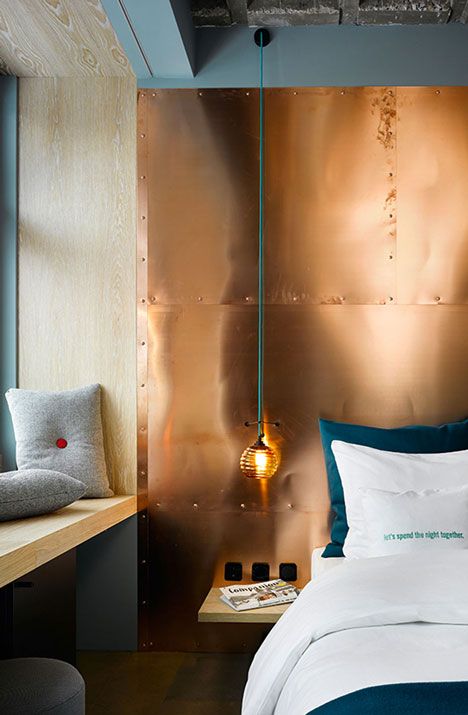 That wall! Berlin hotel by Studio Aisslinger Creative Headboard, Copper Wallpaper, Berlin Hotel, Copper Decor, Hotel Apartment, Copper Wall, Design Industrial, Design Del Prodotto, Hotel Decor