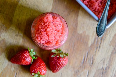 3-Ingredient Strawberry Granita | With only three ingredients, and no fancy equipment required, you're sure to enjoy this melt-in-your-mouth paleo Strawberry Granita ! Strawberry season. Through the fall and winter seasons, my Diy Eye Serum, Foot Scrub Recipe, Homemade Foot Scrub, Sugar Scrub Homemade Recipe, Vanilla Sugar Scrub, Make Body Scrub, Diy Foaming Hand Soap, Granita Recipes, Diy Sugar Scrub Recipe