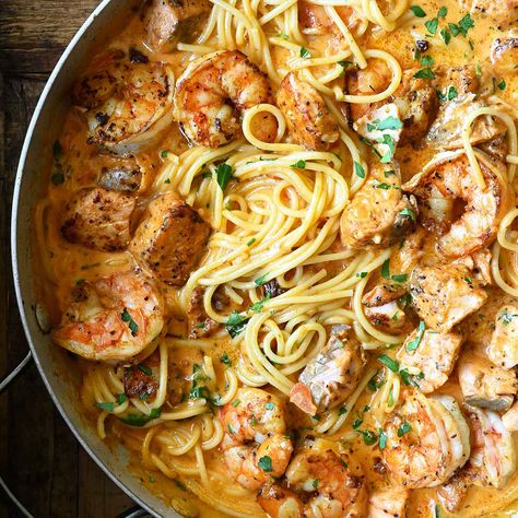 Salmon and Shrimp Alfredo Pasta Salmon And Shrimp Alfredo, Anna Chwistek, Pasta Salmon, Seafood Alfredo, Creamy Salmon, Fish Pasta, Recipe Salmon, Weekly Recipes, Breakfast Soup