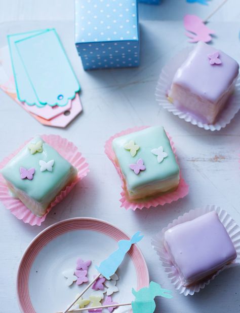 Lemon and almond fondant fancies Fondant Fancy, Fondant Fancies Recipe, Fondant Fancies, Zoe Cake, Easy Easter Dinner, British Bake Off Recipes, Summer Baking, British Bake Off, Easter Baking