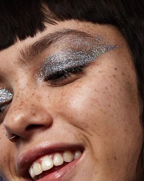 New Years Eve Makeup Ideas You Have To Try Glitter Carnaval, Editorial Make-up, Men Makeup, Silver Eye Makeup, New Years Eve Makeup, Glitter Liner, Make Up Inspiration, Beauty Make-up, Bold Makeup