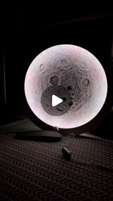 How To Make A Moon, Moon Diy Decor, Diy Moon Light Wall, Giant Moon Diy, Diy Moon Light, Diy Moon Decor, Moon Wall Light Diy, Moon Lamp Diy, Room Decor To Make