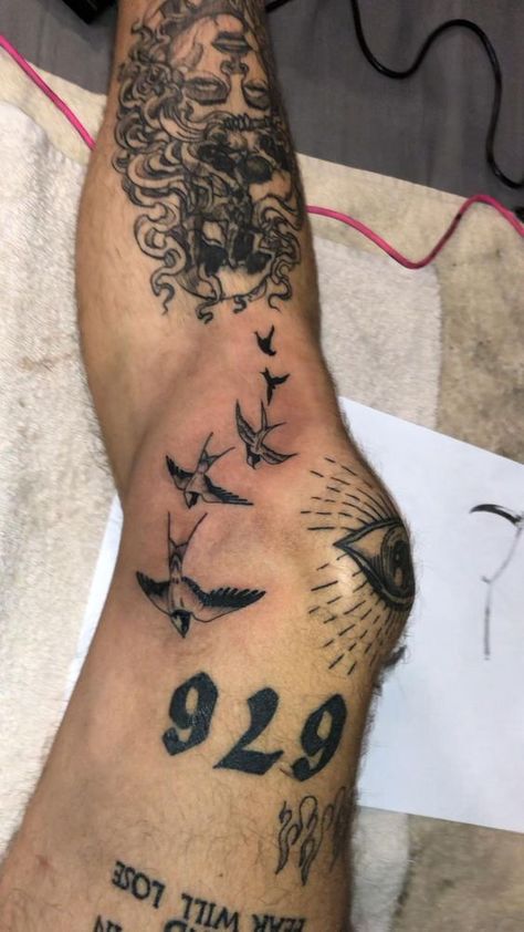 #tattoo #tattooideas #tattooart #tattooartist #tattoome #tatouage #oiseaux #birds #jambes #legs #flash #idee #tatouages Swallows Tattoo, Simple Leg Tattoos, Tattooing Inks, Thigh Tattoo Men, Unique Tattoos For Men, Shin Tattoo, Leg Tattoo Men, Leg Sleeve Tattoo, Cool Tattoos For Guys