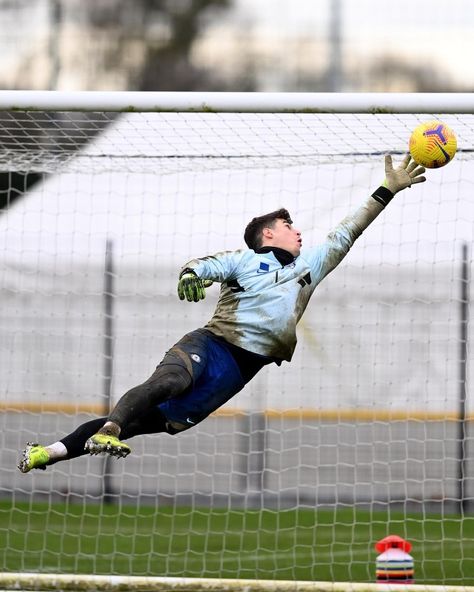 Goalkeeper Photoshoot, Soccer Moodboard, Goalkeeper Aesthetic, Soccer Photography Poses, Soccer Keeper, Soccer Aesthetic, Soccer Poses, Kepa Arrizabalaga, Keeper Gloves