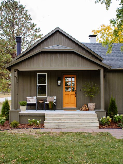 Inside Sibella Court’s Australian Beach House After a 2 Year Long Renovation Wood Colored Paint, Stucco House Exterior, Green House Color, Exterior Wood Trim, Green Exterior House Colors, Green House Exterior, Stucco House, Green Bedroom Decor, House Exterior Paint