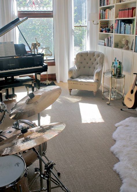 10 Teenage Boys Music Bedrooms | Home Design And Interior Music Room Office, Music Room Design, Music Bedroom, Home Music Rooms, Music Studio Room, Music Room Decor, Deco Studio, Piano Room, Home Studio Music