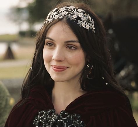 Adelaide kane as mary stuart in season 1 episode 1 of the tv show reign Queen Mary Reign, Marie Stuart, Reign Mary, Reign Fashion, Reign Dresses, Queen Aesthetic, Mary Stuart, Royalty Aesthetic, Adelaide Kane