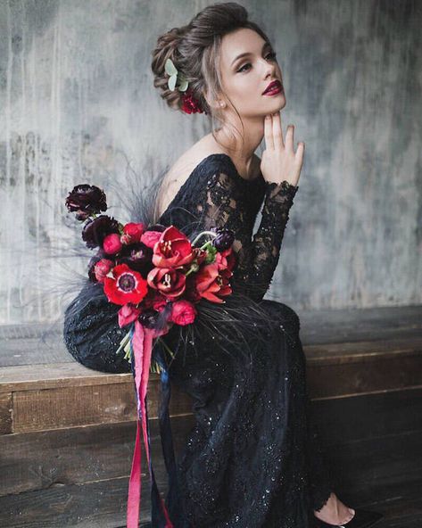 Chic Black Wedding, Wedding Dress Bouquet, Wedding Floral Ideas, Black Dress Wedding, Halloween Wedding Dresses, Dusty Pink Bridesmaid Dresses, Making A Wedding Dress, Black Wedding Dress, Alternative Wedding Dresses