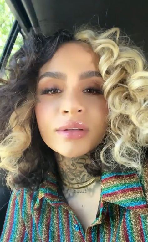 Skunk Stripe Curly Hair, Pink Hair Highlights, Color Block Hair, Kehlani Parrish, Straight Wavy Hair, Skunk Hair, Types Of Hair Color, Skunk Stripe, V Hair