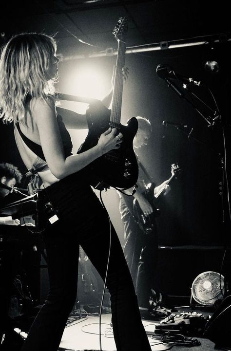 Rock Girl Aesthetic, Ellie Rowsell, Singer Aesthetic, I Am A Singer, Wolf Alice, Rock And Roll Girl, Rock Aesthetic, Rockstar Aesthetic, Rock Girl