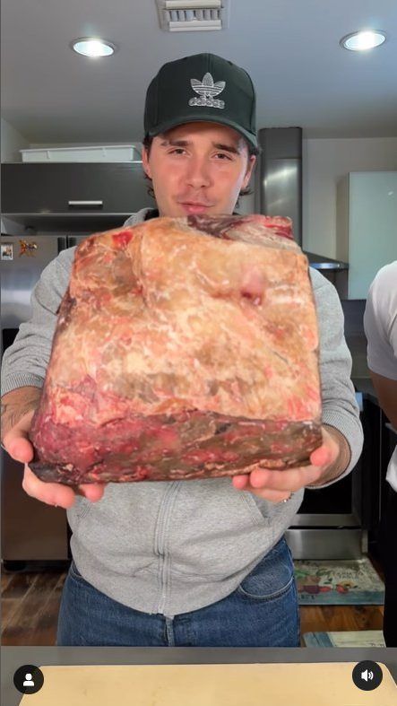 People weren't happy with it being rare, it seems. Sandwich Video, Caramelized Carrots, Roast Beef Dinner, Raw Beef, Cook Pictures, Crispy Roast Potatoes, Michelin Chef, Kevin Lee, David And Victoria Beckham