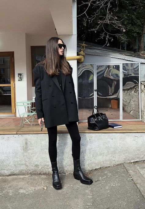 Blazer And Boots Outfit, Oversize Blazer Outfit, Black Hand Bag, Fall Outfits 2017, Oversize Blazer, Outfits 2017, Ankle Boots Black, All Black Outfit, Blazer Black