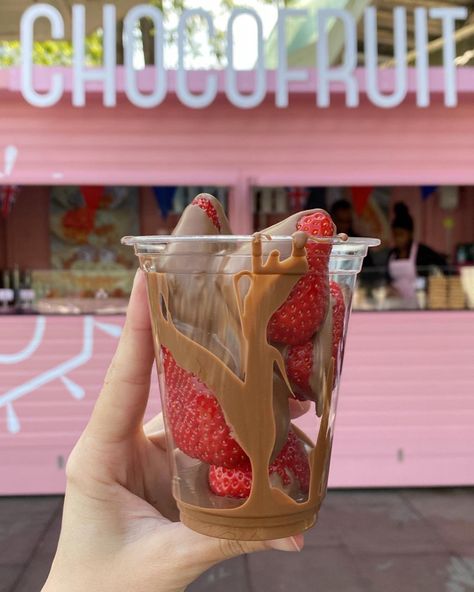 London Food Recipes, Chocolate Strawberry Cups, Strawberry Covered Chocolate, Chocolate Coverd Strawberries, Dessert Food Truck, Strawberry Business, Food Truck Desserts, Coffee Food Truck, Ice Cream Menu