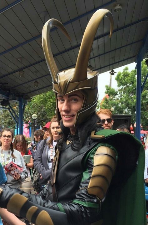 Disneyland Loki Actor, Loki Disneyland, Disneyland Loki, Adoptable Oc, Loki Cosplay, Cosplay Inspo, Disney Gif, Loki Marvel, Loki Laufeyson