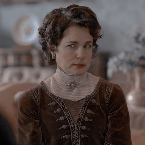 Photo of Elizabeth McGovern as Cora Crawley in Downton Abbey, season one, episode one. Downton Abbey Cora, Cora Crawley, An Inspector Calls, The Age Of Innocence, Shows To Watch, The Secret Garden, Half Blood, Favorite Show, Downton Abbey