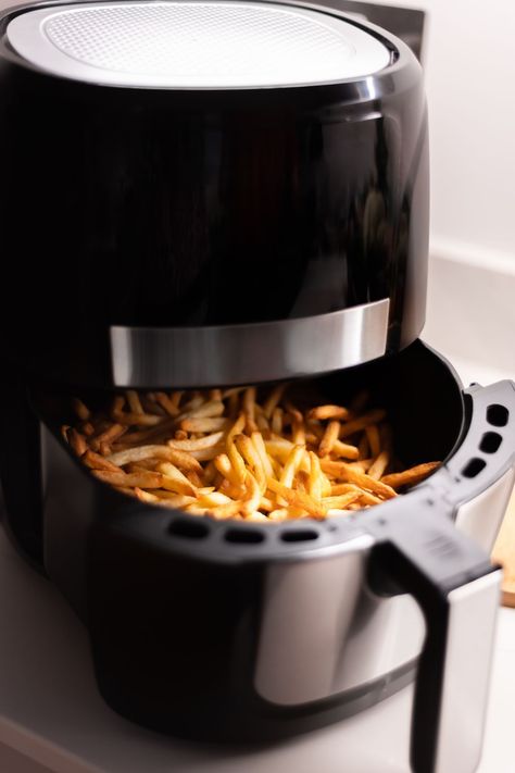 Learn all the essentials of how to use an air fryer, how to upkeep it, and the best brands! Air Fryer Chips, Philips Air Fryer, Air Fryer French Fries, Home Fries, Best Air Fryers, Deep Fryer, Chips Recipe, Air Fryers, Air Frying