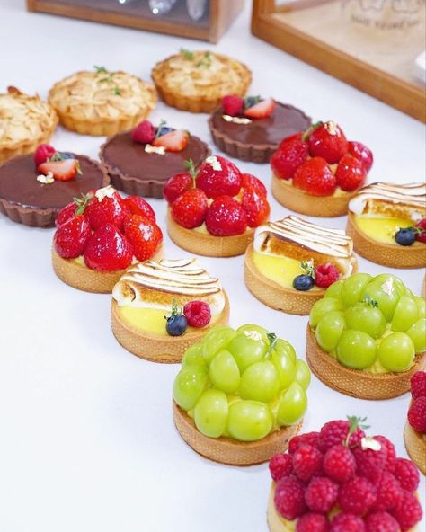 Dessert Tarts Mini, Tart Strawberry, Pastries Recipes Dessert, Holiday Desserts Christmas, Patisserie Fine, Brunch Cafe, Cake Cafe, Tart Dessert, Mini Tart