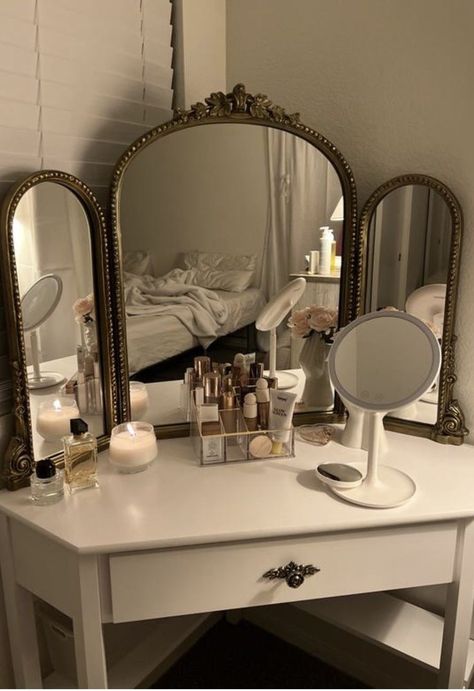 Bedroom Vanity Desk Ideas, Vanity With Vintage Mirror, Bedroom Ideas Mirrors, Vintage Condo Decor, Floor Mirror Aesthetic, Old Timey Room Decor, Vintage Room Decor Aesthetic, College Dorm Room Aesthetic Vintage, Cute Makeup Vanity Ideas