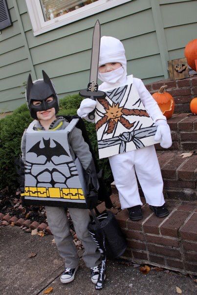 Homemade Halloween Costumes. Lego Batman & Lego Ninjago #lego #ninja #ninjago #batman #costume #halloween Batman Costume Halloween, Lego Batman Costume, Lego Costume Diy, Vampire Costume Diy, Diy Costumes For Boys, Ninjago Costume, Diy Costumes Kids Boys, Boys Halloween Costumes Diy, Sibling Halloween Costumes