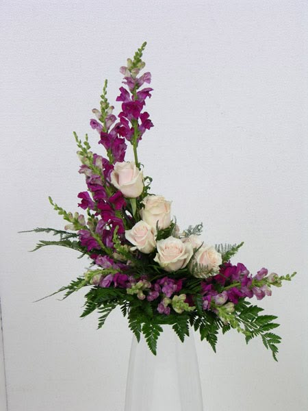 Arreglos Ikebana, Contemporary Flower Arrangements, Floral Art Arrangements, Tropical Flower Arrangements, White Flower Arrangements, Easter Flower Arrangements, Altar Flowers, Large Flower Arrangements, Flower Arrangement Designs