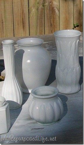 Tips for spray painting glassware. Any yard sale or thrift store vase or jar can easily be changed up with some spray paint. Painting Glass Vases, Spray Painting Glass, Spray Paint Vases, Upcycle Furniture, Diy Spray Paint, Painting Glass, Diy Sprays, Gold Spray Paint, Painting Glassware