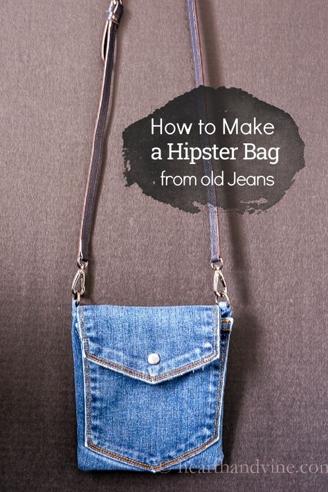 Learn how to turn your old jeans into a cute crossbody bag. Old Blue Jeans Diy Ideas, Denim Crossbody Bag Diy, Things To Do With Old Jeans, Diy Crossbody Bag, Jeans Bag Diy, Jeans Projects, Crossbody Bag Tutorial, Återvinna Jeans, Diy Old Jeans