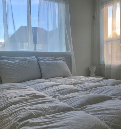 White Bed Set Aesthetic, Comfy Bed White, Aesthetic Bedding Set White, White Aesthetic Bedding, Aesthetic White Bedding, Dream Bed Aesthetic, Making Your Bed Aesthetic, Bed Under Window Aesthetic, Plain White Bedding