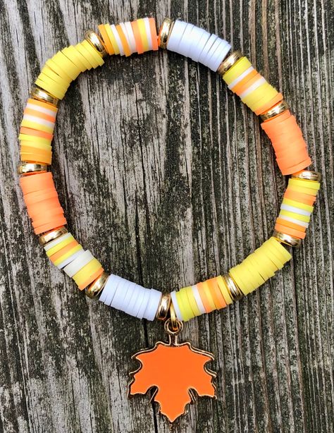 Fall Color Clay Bracelets, Preppy Fall Bracelets, Fall Themed Clay Bead Bracelets, Fall Inspired Jewelry, Fall Diy Bracelets, Clay Bead Bracelet Ideas Orange, Fall Clay Bracelets Ideas, Clay Bead Bracelets Fall, Thanksgiving Clay Bead Bracelets