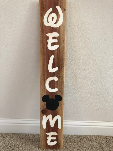 Disney Outdoor Decor, Disney House Ideas, Mickey Mouse Ideas, Minnie Baby Shower, Wooden Rounds, Welcome Sign Front Door, Disney Camping, Disney Worlds, Wood Welcome Sign