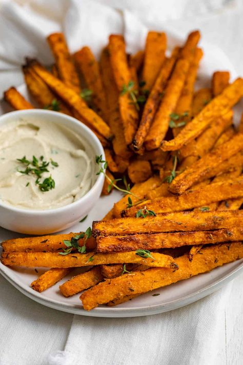 Butternut Squash Fries {Low Carb!} - FeelGoodFoodie Carrot Fries Baked, Potato Fries Baked, Butternut Squash Fries, Squash Fries, Carrot Chips, Baked Butternut Squash, Vegan Fries, Sweet Potato Fries Baked, Carrot Fries