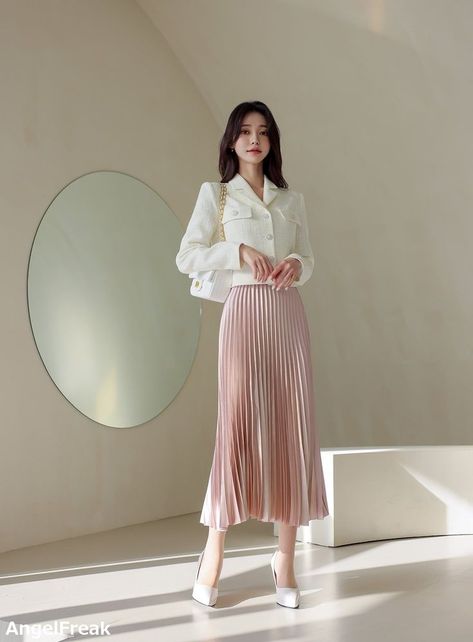 Kim Moon Hee Creative Style Outfits, Kim Moon, Skirts Outfits, Pink Pleated Skirt, Elegant Outfit Classy, Modesty Outfits, Beautiful Casual Dresses, Elegant Dresses Classy, Modesty Fashion